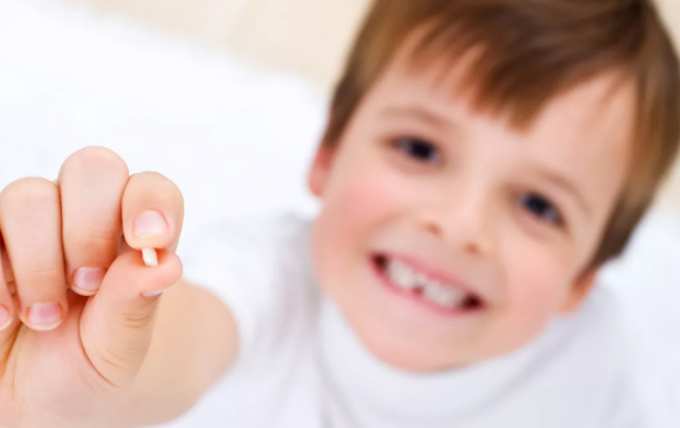 У якому віці у дітей випадають зуби?