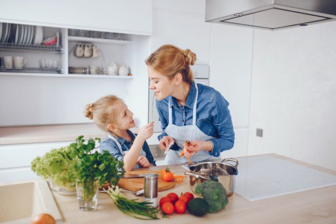 З якого віку можна вчити дітей готувати їжу