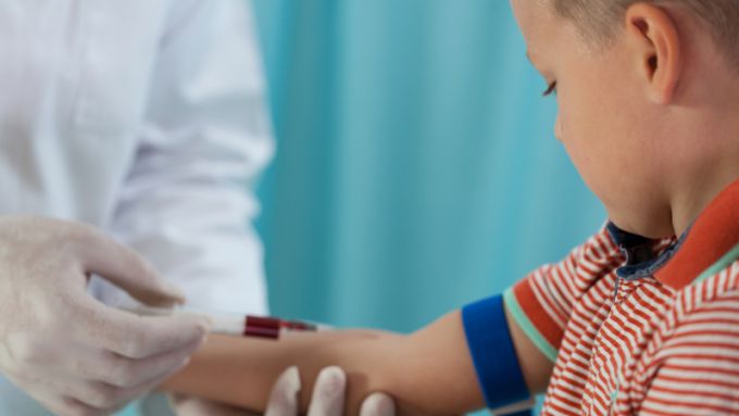 Як допомогти дітям побороти страх здачі крові?