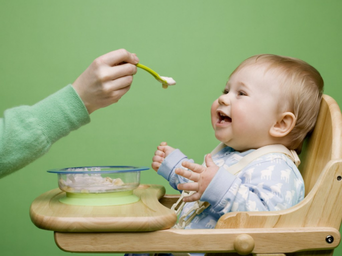 Як зрозуміти, що дитині можна вводити прикорм?