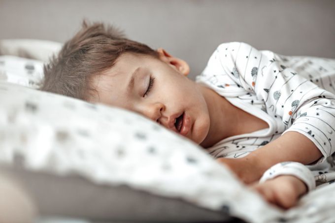 Як відучити дитину від спільного сну з батьками?