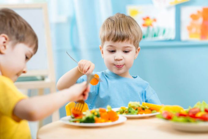 Як навчити дітей їсти все?