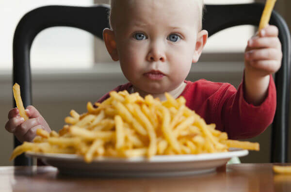 Чи варто давати дитині їсти фаст-фуд?